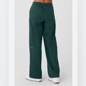 Alo Yoga | Road Trip Trouser Wide leg in Midnight Green Size: X-Small